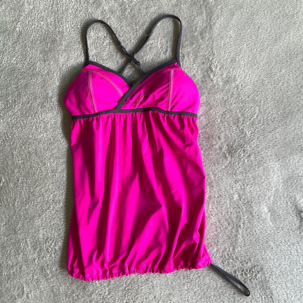 Lululemon workout tank with shelf bra; size 6